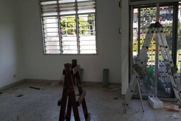 New Refurbish Semi D with Big Land For Sales