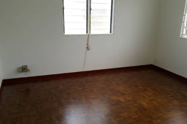 New Refurbish Semi D with Big Land For Sales