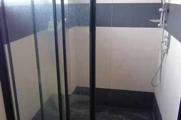 OUG/Happy Garden 3 Storey Semi D For Sale