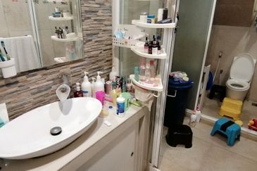 OUG/Happy Garden 3 Storey Semi D For Sale