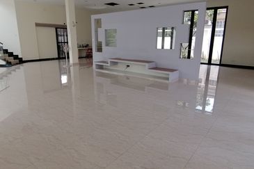 OUG/Taman Yarl Bungalow with High Ceiling For Sale