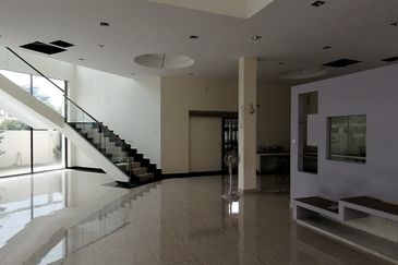 OUG/Taman Yarl Bungalow with High Ceiling For Sale