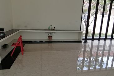 OUG/Taman Yarl Bungalow with High Ceiling For Sale