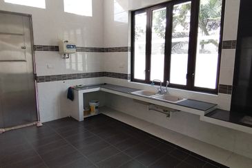 OUG/Taman Yarl Bungalow with High Ceiling For Sale