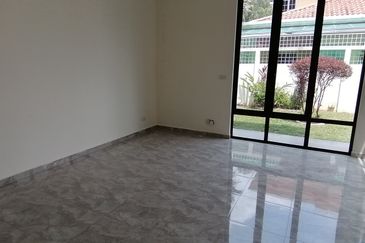 OUG/Taman Yarl Bungalow with High Ceiling For Sale