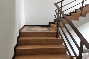 OUG/Taman Yarl 3.5 Storey Bungalow for Rent