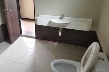 OUG/Taman Yarl 3.5 Storey Bungalow for Rent