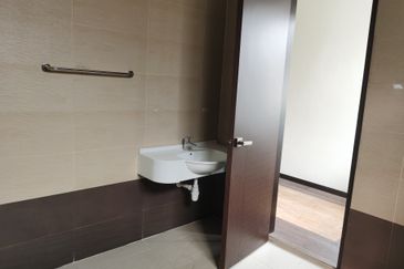 OUG/Taman Yarl 3.5 Storey Bungalow for Rent