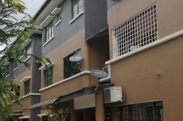 Ground Floor Villa OUG Townhouse with own garden