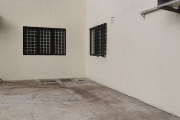 OUG/ Taman Yarl Corner Bungalow For Rent