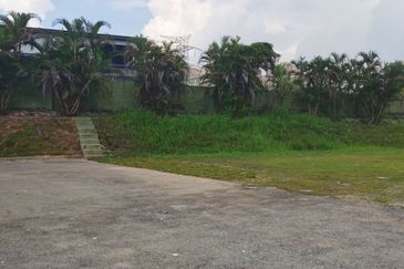 OUG/ Taman Yarl Corner Bungalow For Rent