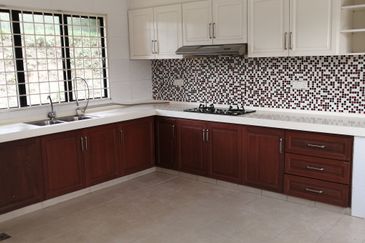 OUG/ Taman Yarl Corner Bungalow For Rent