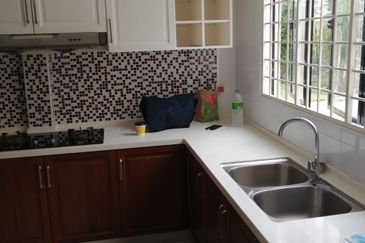 OUG/ Taman Yarl Corner Bungalow For Rent