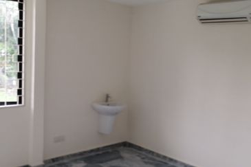 OUG/ Taman Yarl Corner Bungalow For Rent