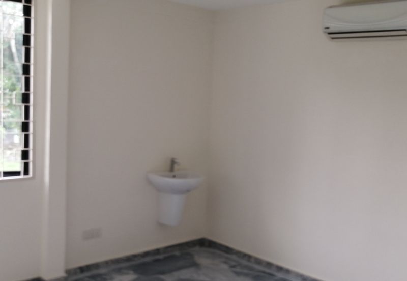 OUG/ Taman Yarl Corner Bungalow For Rent