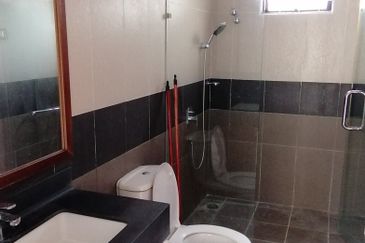 OUG/ Taman Yarl Corner Bungalow For Rent