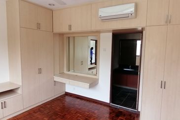 OUG/ Taman Yarl Corner Bungalow For Rent