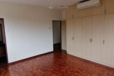 OUG/ Taman Yarl Corner Bungalow For Rent