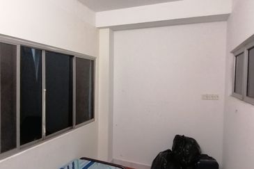 OUG/Happy Garden Ground Floor Townhouse For Rent