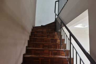 OUG/Happy Garden Townhouse Top Floor For Rent