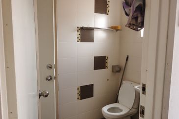 OUG/Happy Garden Townhouse Top Floor For Rent