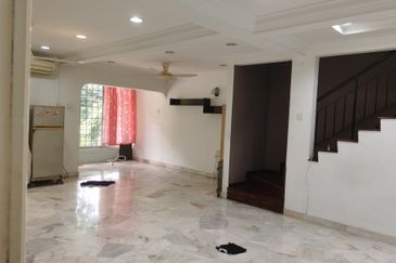 OUG/Happy Garden Townhouse Top Floor For Rent