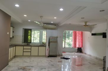 OUG/Happy Garden Townhouse Top Floor For Rent