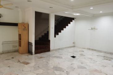 OUG/Happy Garden Townhouse Top Floor For Rent