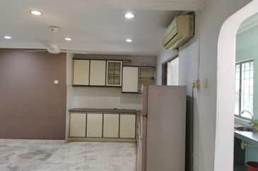 OUG/Happy Garden Townhouse Top Floor For Rent