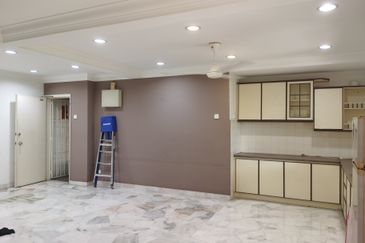 OUG/Happy Garden Townhouse Top Floor For Rent