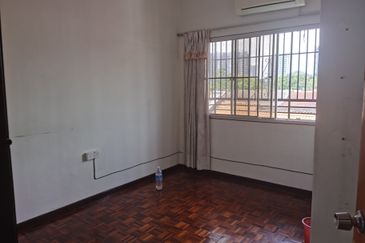 OUG/Happy Garden Townhouse Top Floor For Rent