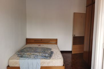 OUG/Happy Garden Townhouse Top Floor For Rent