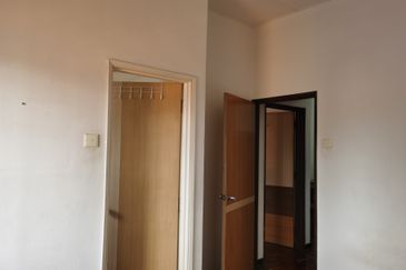 OUG/Happy Garden Townhouse Top Floor For Rent