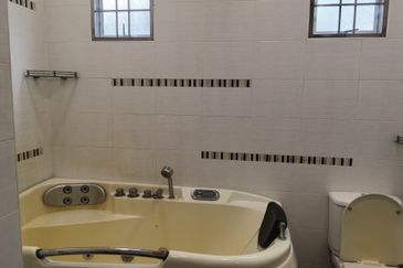 OUG/Happy Garden Townhouse Top Floor For Rent