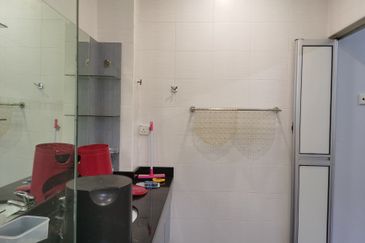 OUG/Happy Garden Townhouse Top Floor For Rent