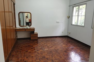 OUG/Happy Garden Townhouse Top Floor For Rent