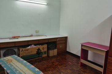 OUG/Happy Garden Townhouse Top Floor For Rent