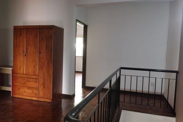 OUG/Happy Garden Townhouse Top Floor For Rent