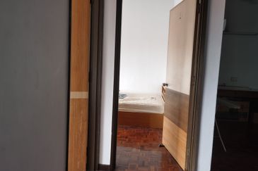 OUG/Happy Garden Townhouse Top Floor For Rent