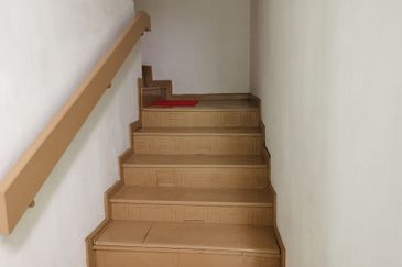 OUG 2 Storey Terrace Near OUG Market For Sale