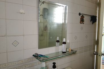 OUG 2 Storey Terrace Near OUG Market For Sale