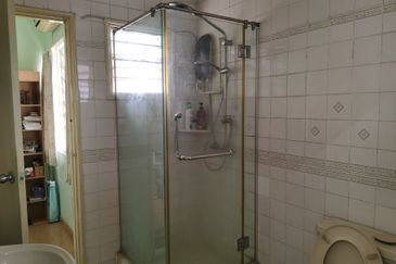 OUG 2 Storey Terrace Near OUG Market For Sale