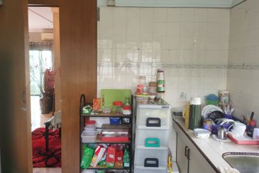 OUG/ Salak Selatan 3 Storey Semi D For Sale