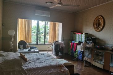 OUG/ Salak Selatan 3 Storey Semi D For Sale