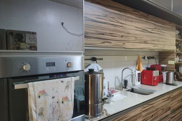 OUG/ Salak Selatan 3 Storey Semi D For Sale