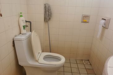 OUG/ Salak Selatan 3 Storey Semi D For Sale