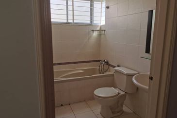 OUG/Happy Garden 3 Storey Corner Terrace House