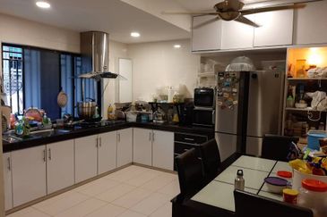 OUG/Happy Garden 1 Storey Corner Terrace For Rent