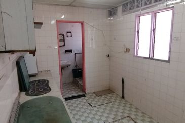 OUG/Happy Garden 2 Storey Terrace House For Sale