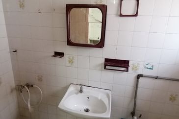 OUG/Happy Garden 2 Storey Terrace House For Sale